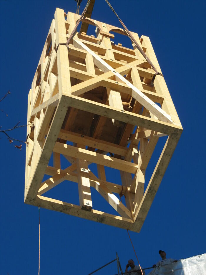 Ansicht Turmschaft von unten während Hebevorgang Ansicht Turmschaft von unten während Hebevorgang…