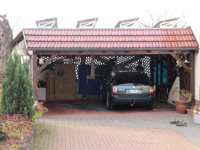 Asymm. Satteldachcarport mit Ziegeldeckung Asymmetrisches Satteldachcarport mit Ziegeldeckung…