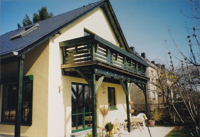 Balkon in Grün passend zu den Fensterrahmen Balkon im Farbton grün passend zu den Fensterrahmen…
