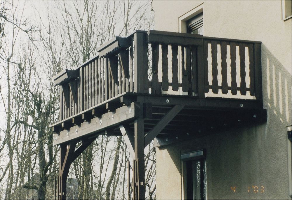 Balkon mit geschwungener Brettverkleidung Balkon mit geschwungener Brettverkleidung als Geländer…