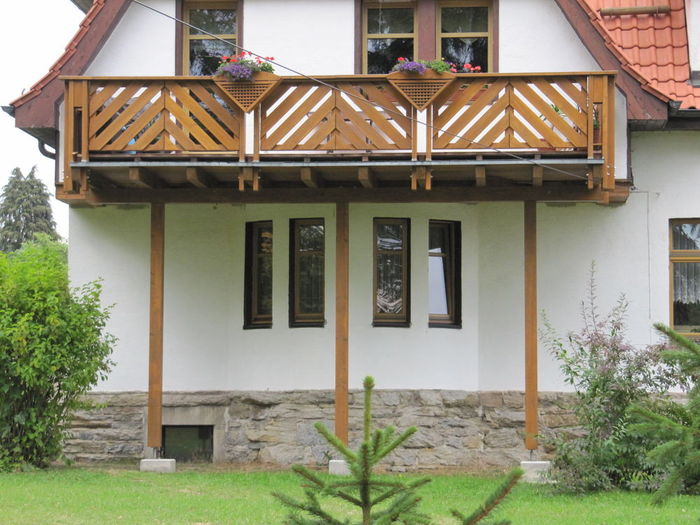 Balkon mit individuellen Blumenkästen Balkon mit individuellen Blumenkästen…