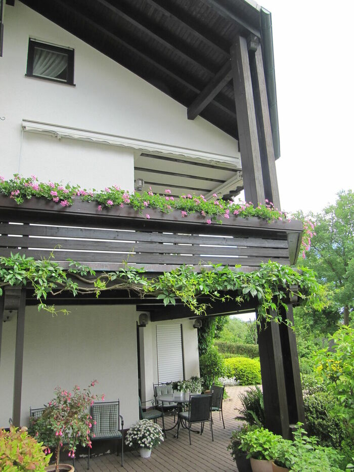 Balkon mit schiefwinkligen Grundriss Balkon mit schiefwinkligen Grundriss und horizontalen Geländer…