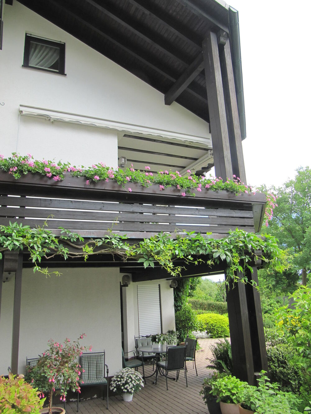 Balkon mit schiefwinkligen Grundriss Balkon mit schiefwinkligen Grundriss und horizontalen Geländer…