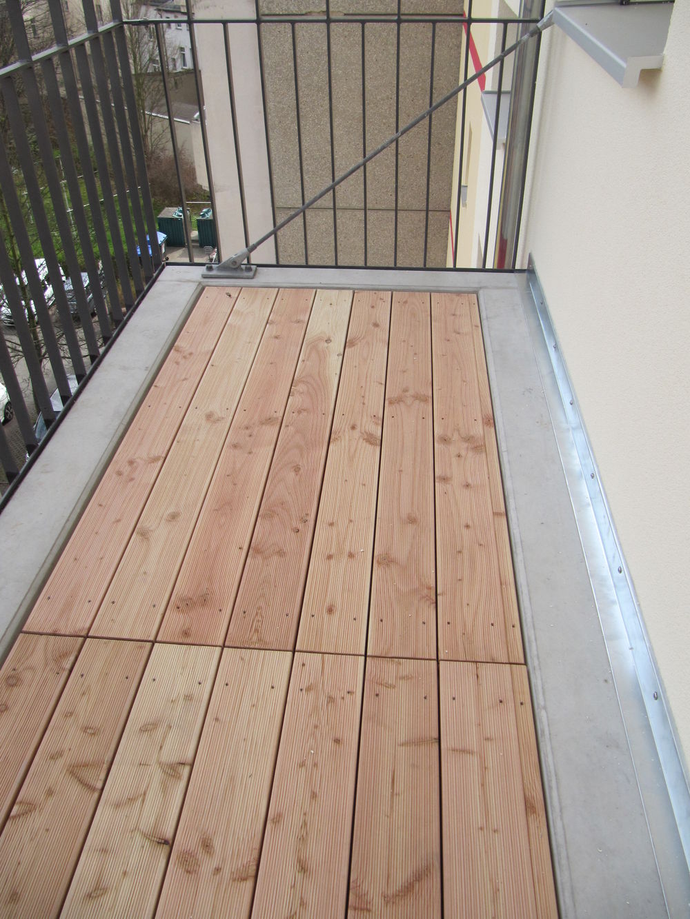 Balkone aus Lärchenholzdielen&hellip;