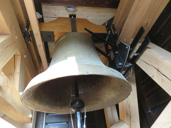 Blick auf Glocke in Eichenholzglockenstuhl Blick auf Glocke in Eichenholzglockenstuhl…