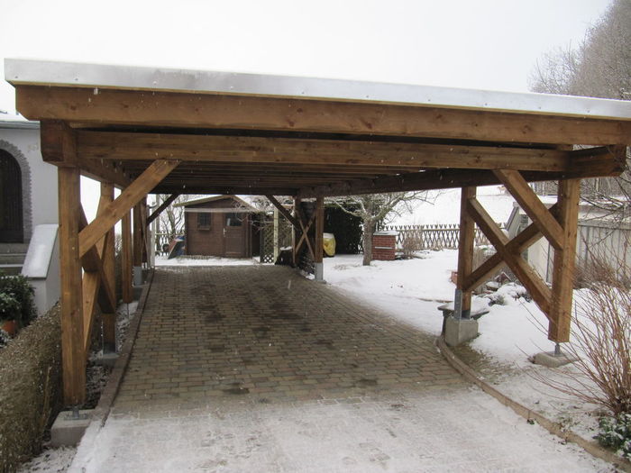 Carport mit Flachdach und Durchfahrt zur Garage Carport mit Flachdach für Dachbegrünung und Durchfahrt zur Garage…