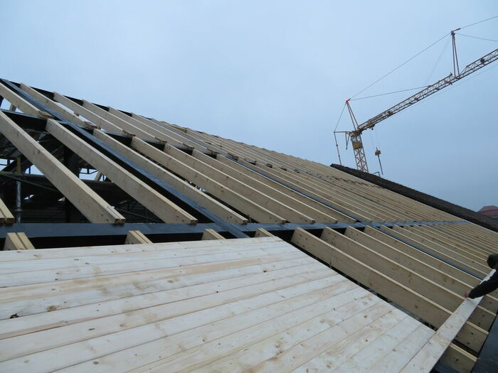 Dachkonstruktion mit Stahltragwerk Nahaufnahme Dachkonstruktion mit Stahltragwerk Nahaufnahme…