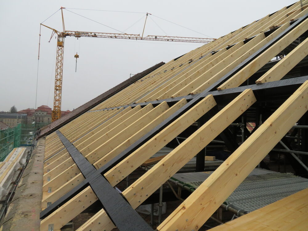 Dachsparren mit Schlitzblechanschluss Dachsparren mit Schlitzblechanschluss an Stahltragwerk…