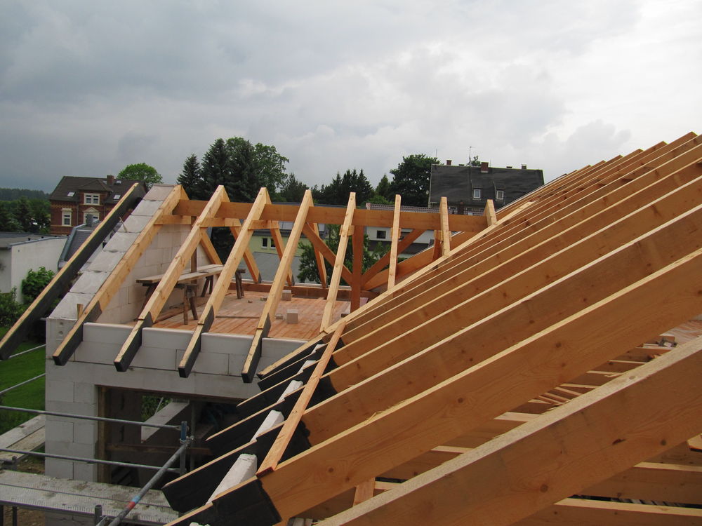 Dachstuhl mit T-förmigen Anbau Dachstuhl mit T-förmigen Anbau auf Mehrfamilienhaus…