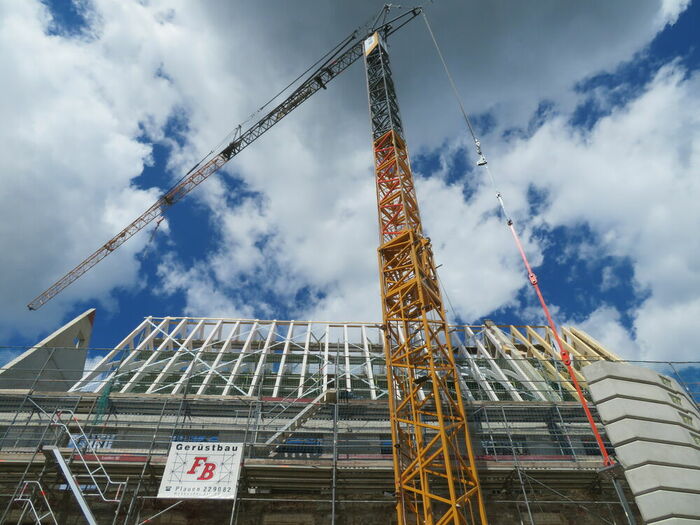 Dachtragwerk mit Montagekran Ansicht Dachtragwerk mit Montagekran…
