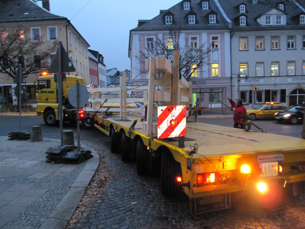 Einfahrt Schwertransport mit Brettschichtholz-bindern in enge Baustelle Einfahrt Schwertransport in enge Baustelle beladen mit Brettschichtholzbindern mit Zugstabsystem…