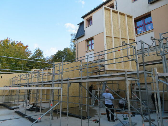 Einheben überhoher Innenwandelemente Einheben überhoher Innenwandelemente eines Holzrahmenbaugebäudes…