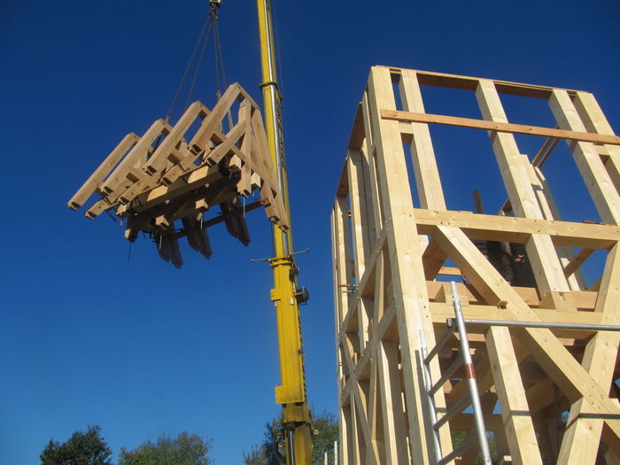 Einheben Glockenstuhl in rekonstruierten Turmschaft Einheben Glockenstuhl in rekonstruierten Turmschaft…
