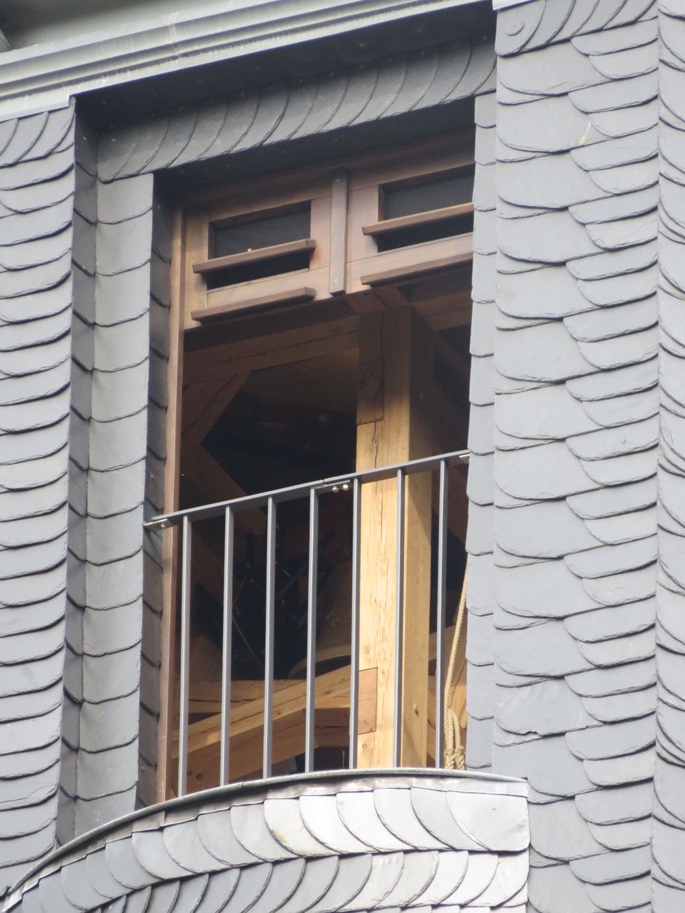 Fensteröffnung in Turmschaft auf Höhe des Glockenstuhls Blick von außen Fensteröffnung in Turmschaft auf Höhe des Glockenstuhls…
