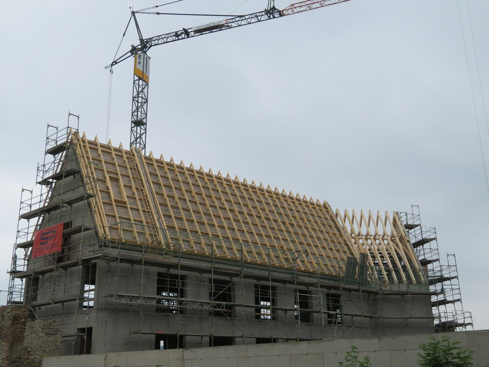 Gebäude mit teilw. verlegten Dachaufbau Ansicht Gebäude mit teilweise verlegten Dachaufbau und noch frei sichtbaren BSH-Bindern…