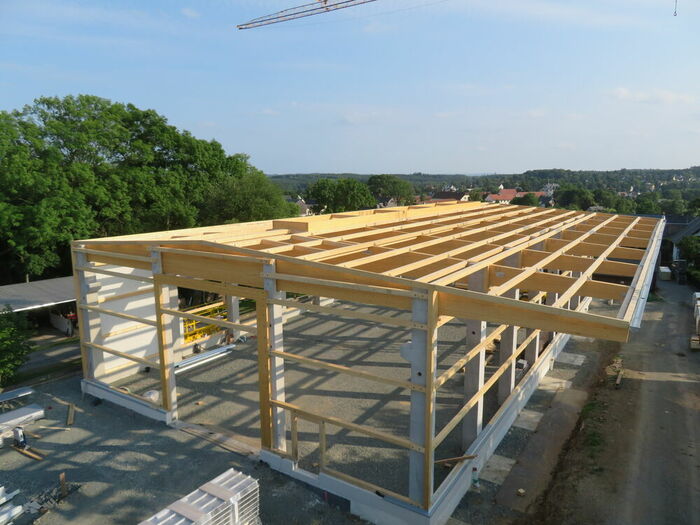 Halle in Holzbauweise mit Betonfertigteilstützen Halle in Holzbauweise mit Betonfertigteilstützen…