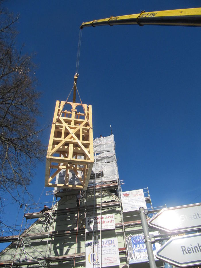 Heben Turmschaft auf Kirchendach Heben Turmschaft auf Kirchendach…