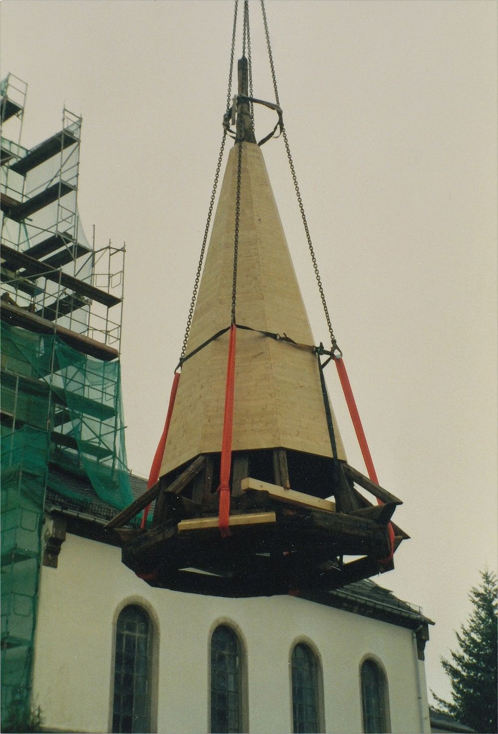 Heben einer Kirchturmspitze mit achteckigen Grundriss&hellip;