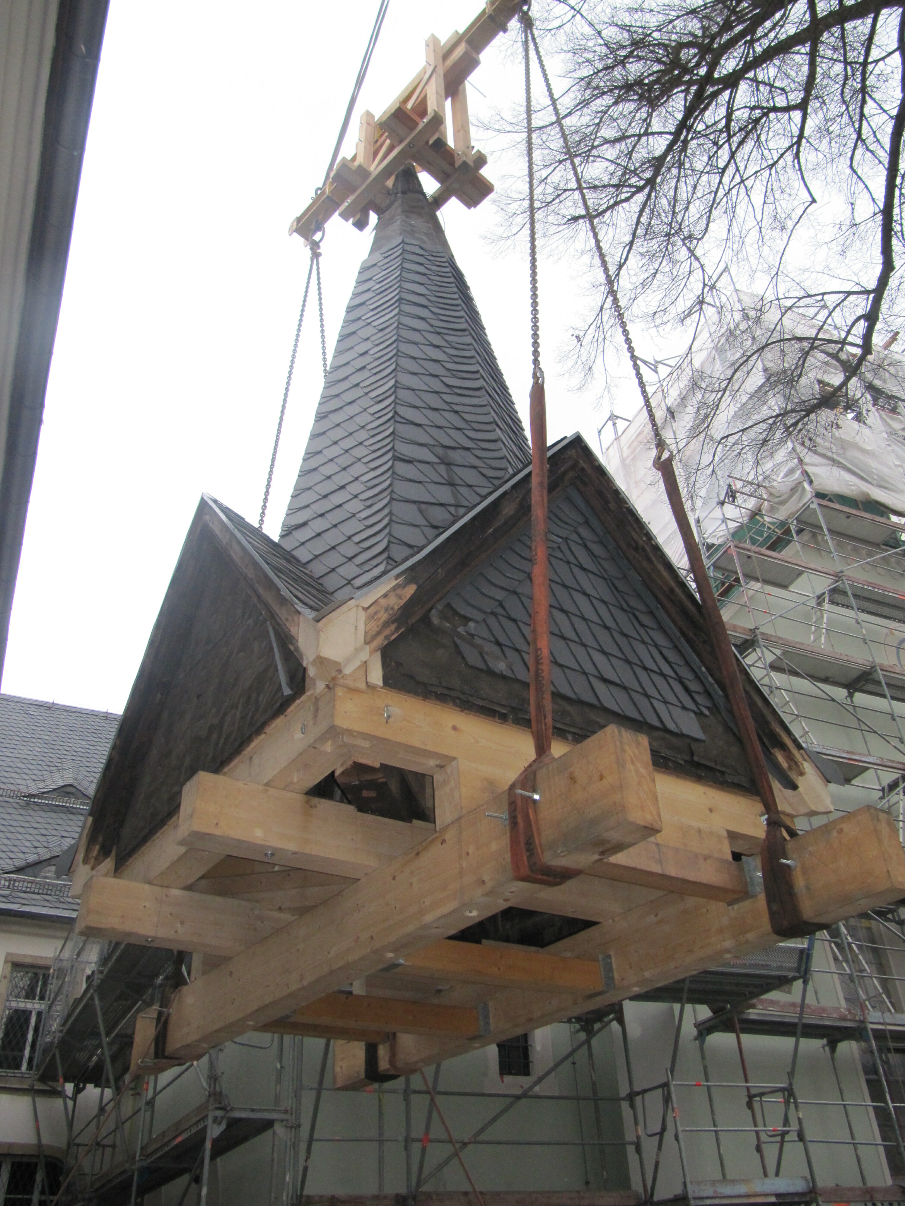 Heben einer sanierten Kirchturmspitze Heben einer sanierten Kirchturmspitze…