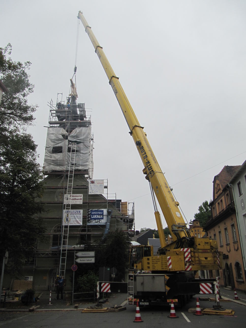 Heben einer sanierten Turmspitze Heben einer sanierten Turmspitze…