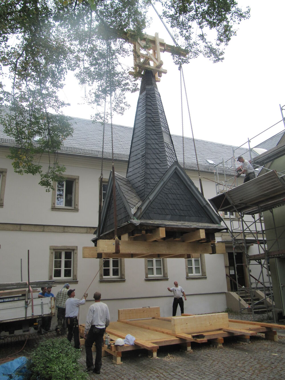 Heben einer sanierten Turmspitze Heben einer sanierten Turmspitze…
