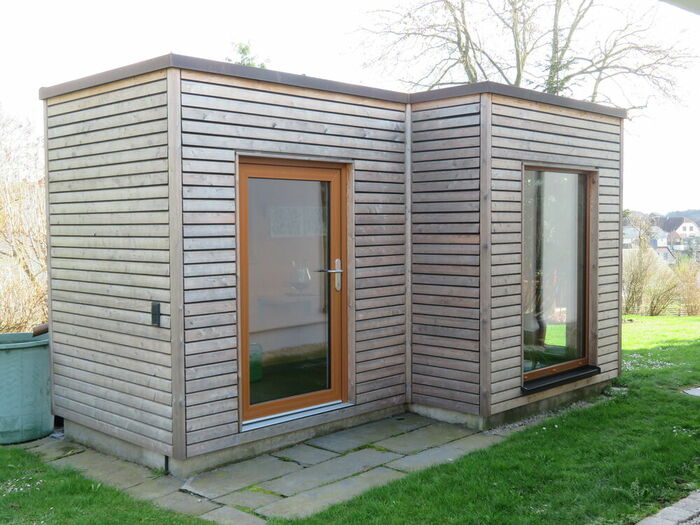 Holzrahmenbau als Gartenhaus Holzrahmenbau als Gartenhaus mit vorvergrauter sib. Lärche Fassadenbekleidung…