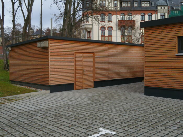 Holzrahmenbaugebäude mit Fassade aus sib. Lärche Holzrahmenbaugebäude mit Holzfassade aus sib. Lärche…