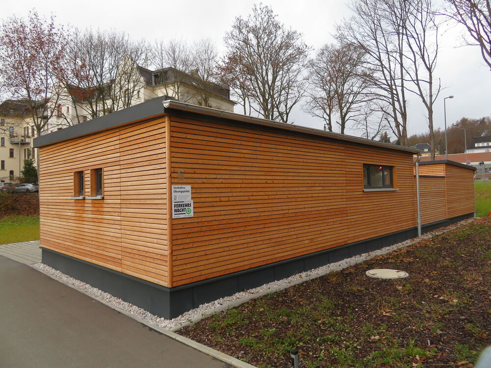 Holzrahmenbaugebäude mit Holzfassade Holzrahmenbaugebäude mit Holzfassade aus sib. Lärche…