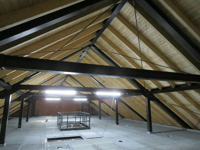 Innenansicht Stahltragwerk mit Holzsparren_1 Innenansicht Stahltragwerk mit Holzsparren_1…