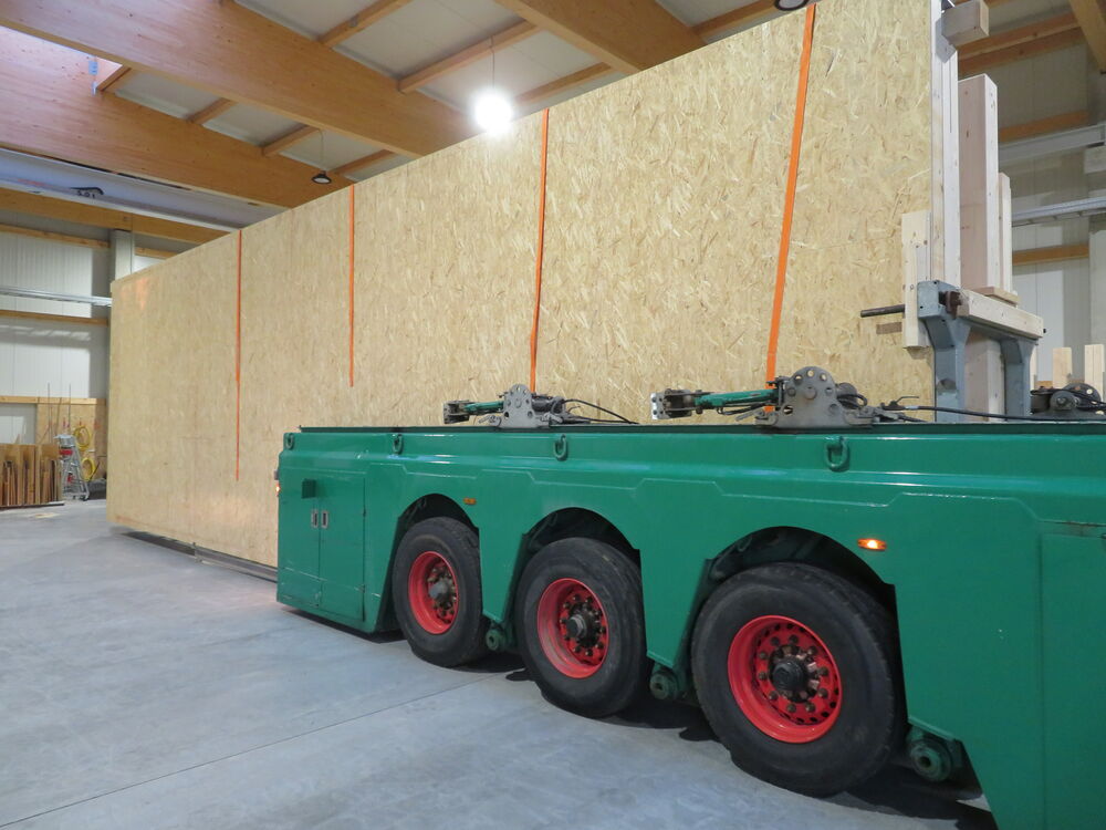 Innenlader fährt in beladenes Transportgestell Innenlader fährt in beladenes Transportgestell…
