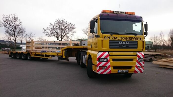 Schwertransport Brettschichtholzbinder mit eingebauten abgehängten Zugstabstem Schwertransport Brettschichtholzbinder mit eingebauten abgehängten Zugstabstem…