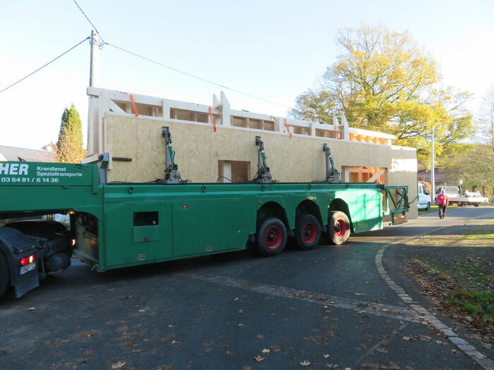 Schwertransport Holzrahmenbaugebäude Schwertransport Holzrahmenbaugebäude mit Innenlader…
