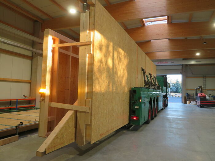 Schwertransport mit 13,5 m Länge im Innenlader und Überhöhe Schwertransport von Holzrahmenbauwänden mit 13,50 m Länge im Innenlader und Überhöhe_1…