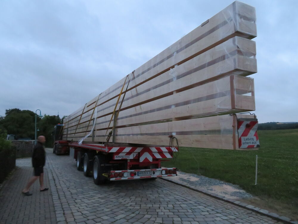 Schwertransport von 25 m langen Satteldachbindern Schwertransport von 25,00 m langen Satteldachbindern…