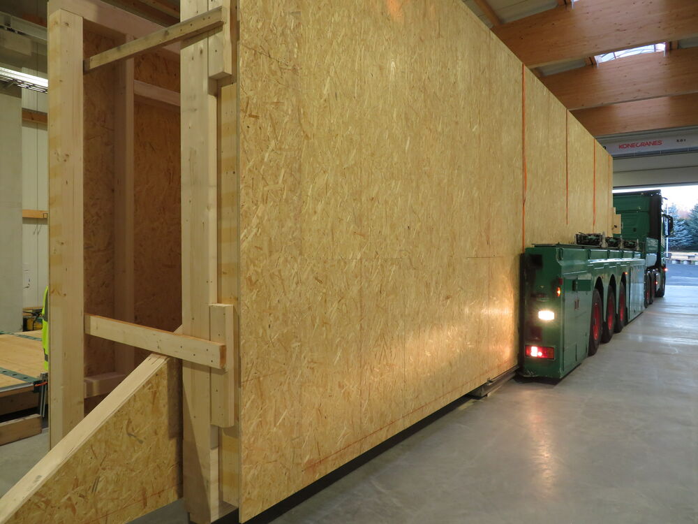 Schwertransport von Holzrahmenbauwänden Schwertransport von Holzrahmenbauwänden mit 13,50 m Länge im Innenlader und Überhöhe…