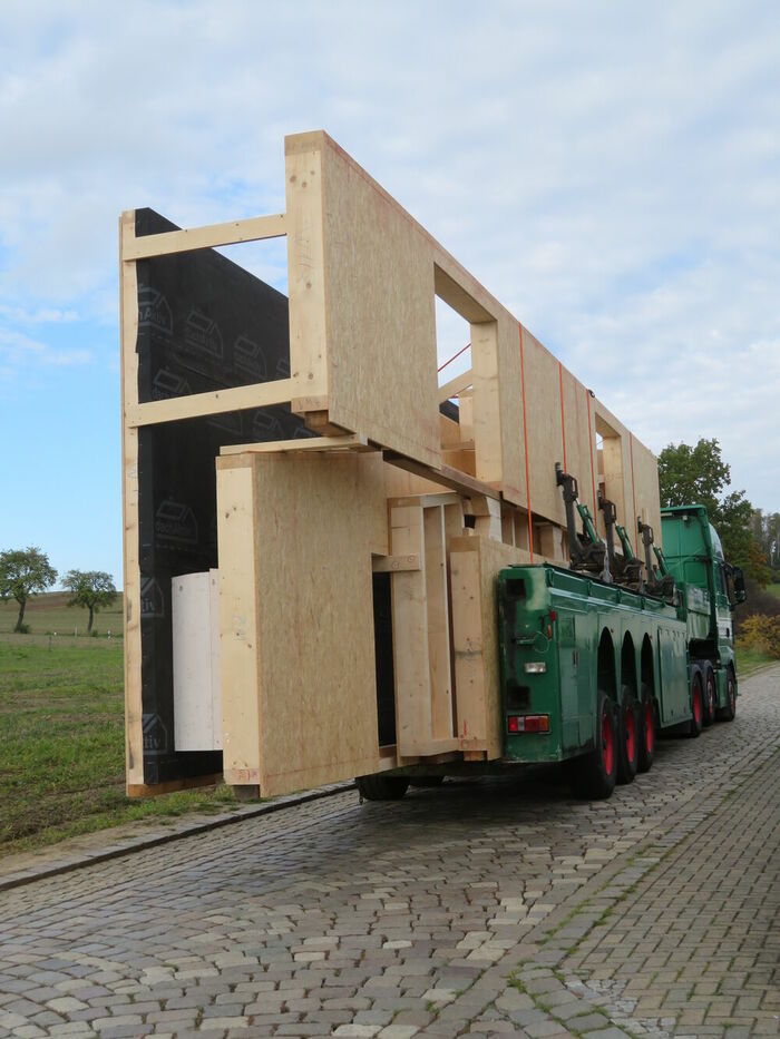 Schwertransport von Holzrahmenbauwänden im Innenlader Schwertransport von Holzrahmenbauwänden im Innenlader…