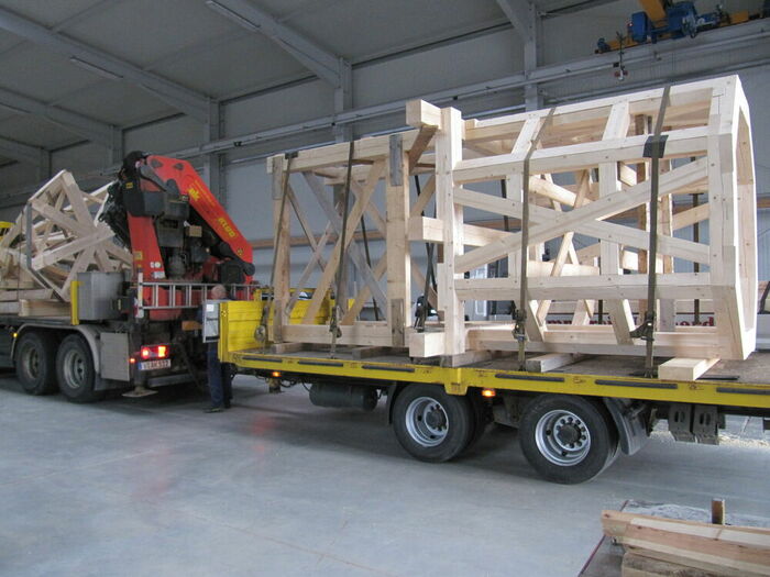 Turmkonstruktion (Turmspitze, Turmschaft) auf Schwertransporter Turmkonstruktion bestehend aus Turmspitze und Turmschaft auf Schwertransporter…