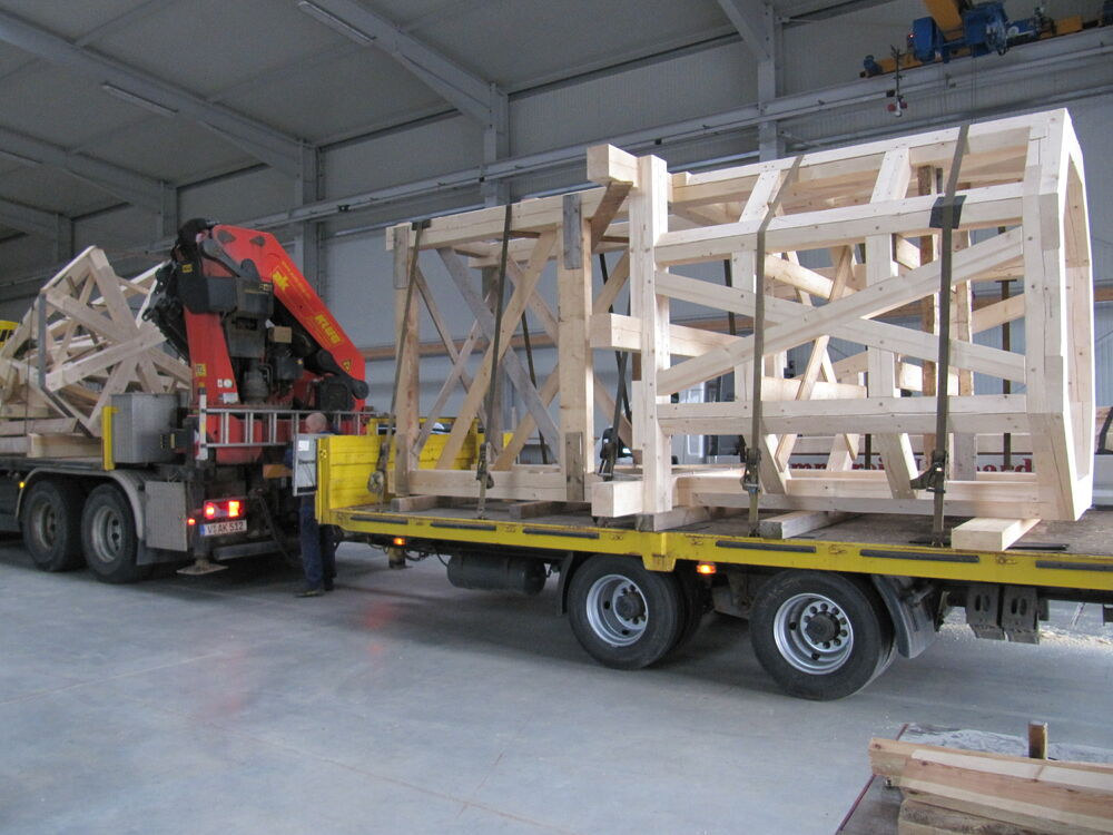 Turmkonstruktion (Turmspitze, Turmschaft) auf Schwertransporter Turmkonstruktion bestehend aus Turmspitze und Turmschaft auf Schwertransporter…
