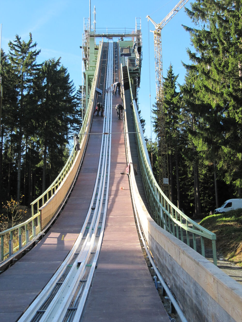 Verlegung von speziellen Siebdruckplatten neben Anlaufspur&hellip;