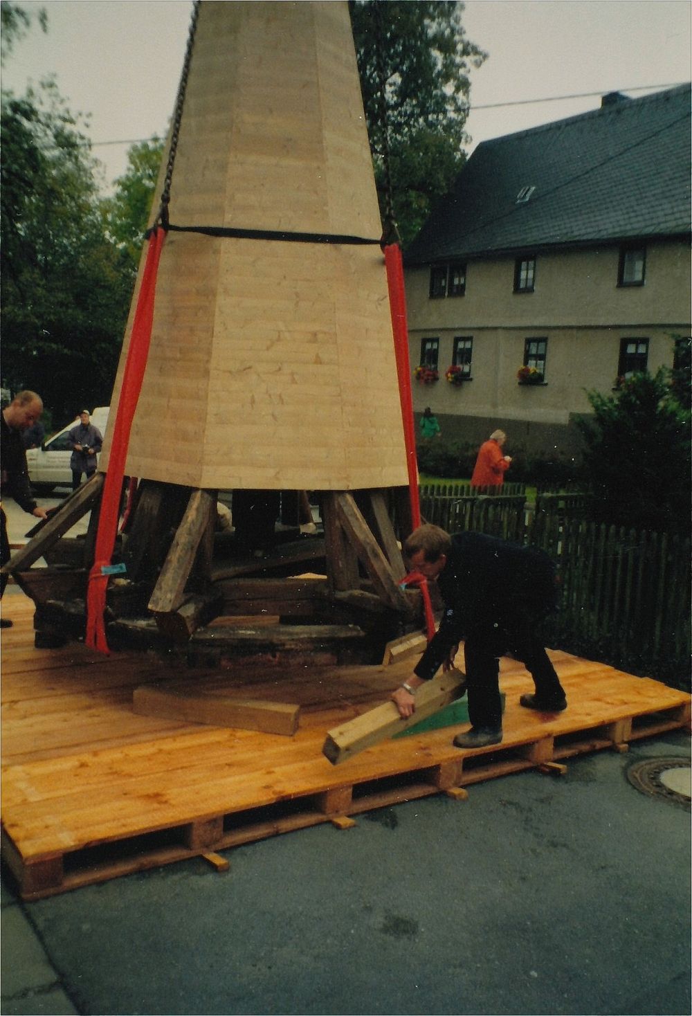 Vorbereitung zum Heben einer achteckigen Kirchturmspitze&hellip;