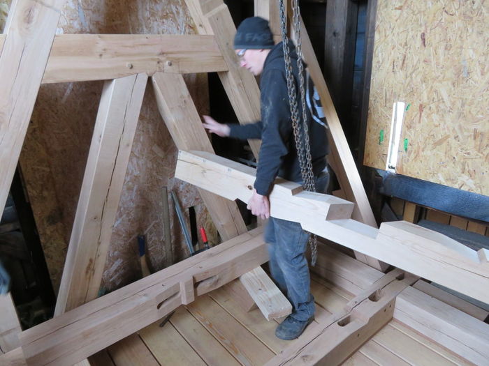 Zusammenbau Eichenholzglockenstuhl in Turmkonstruktion Zusammenbau Eichenholzglockenstuhl in Turmkonstruktion…